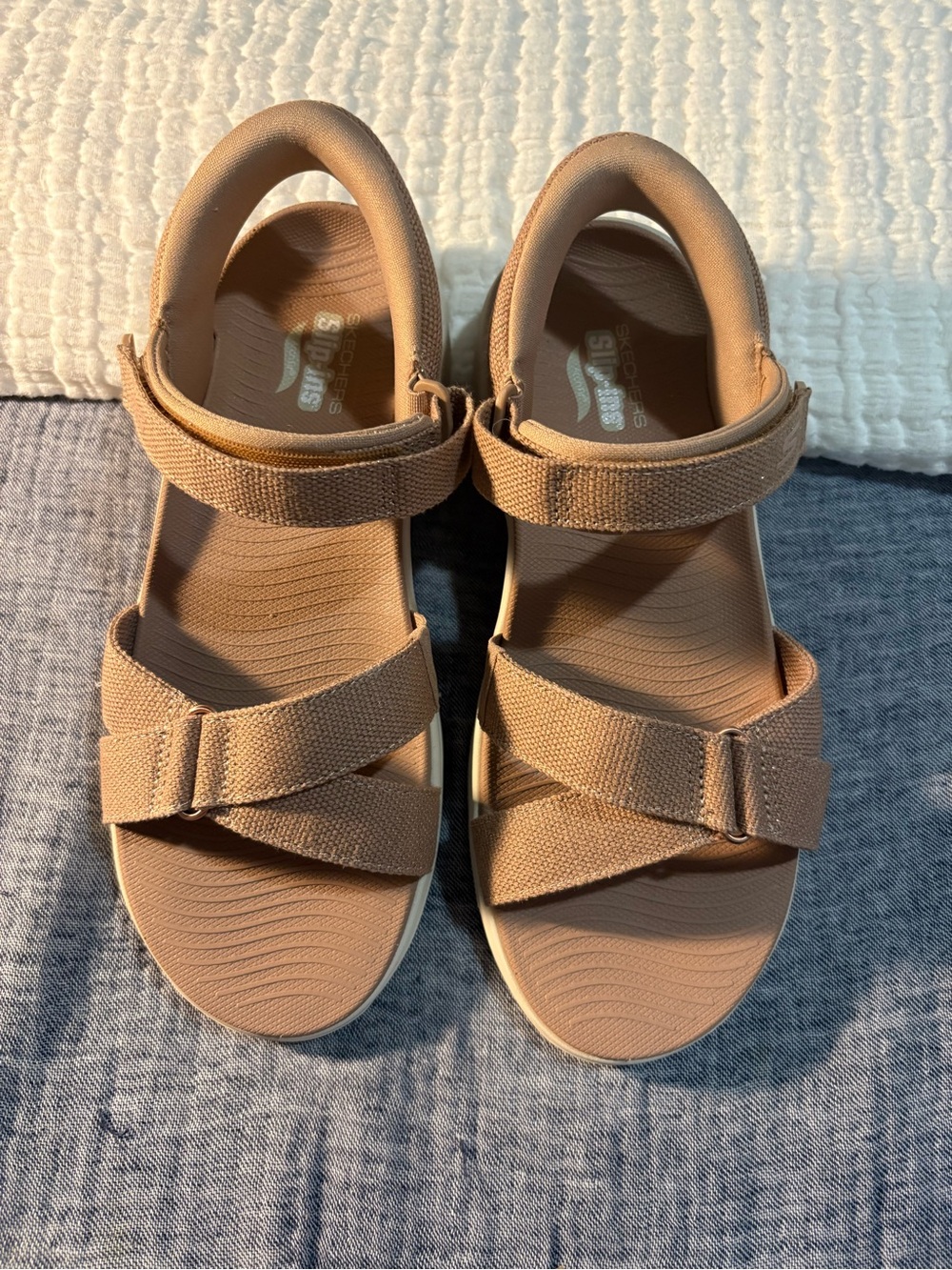 Skechers Women's Ava Mocha Shimmer GO Walk Arch Fit Sandals. Size 9W